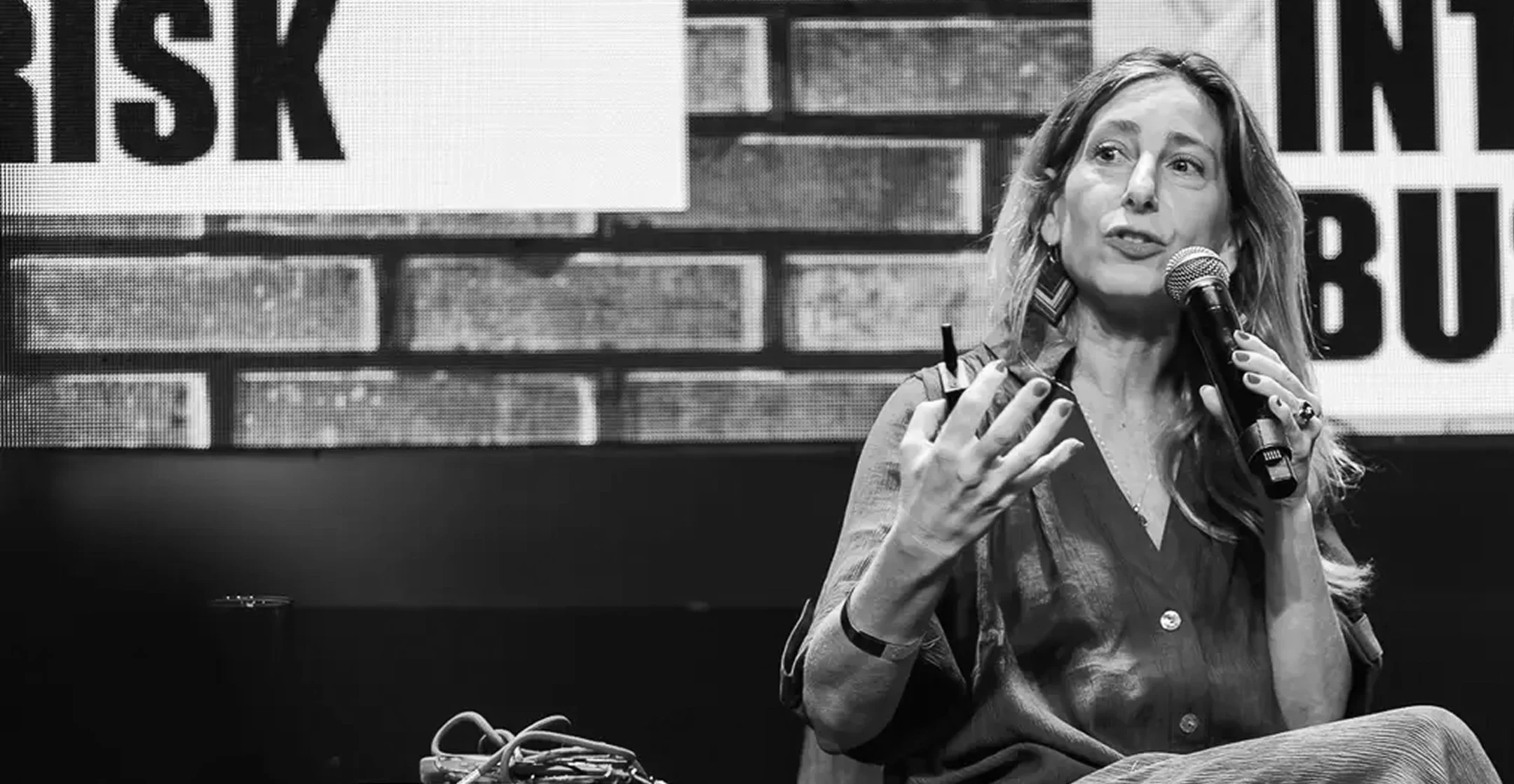 Sabina Deweik em palestra, vista de dentro da plateia